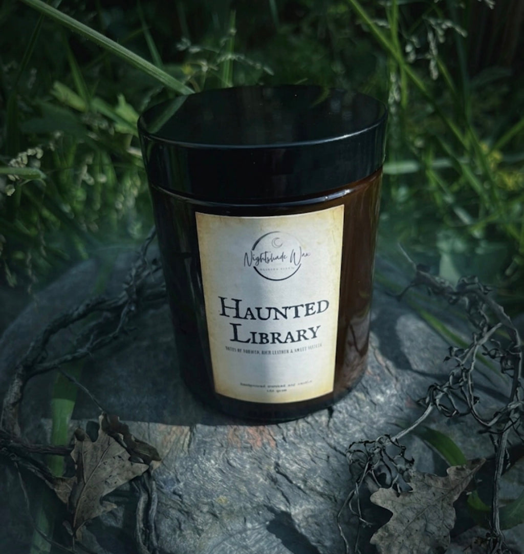Haunted Library (tobacco/leather/vanilla) • Apothecary geurkaars 🦇
